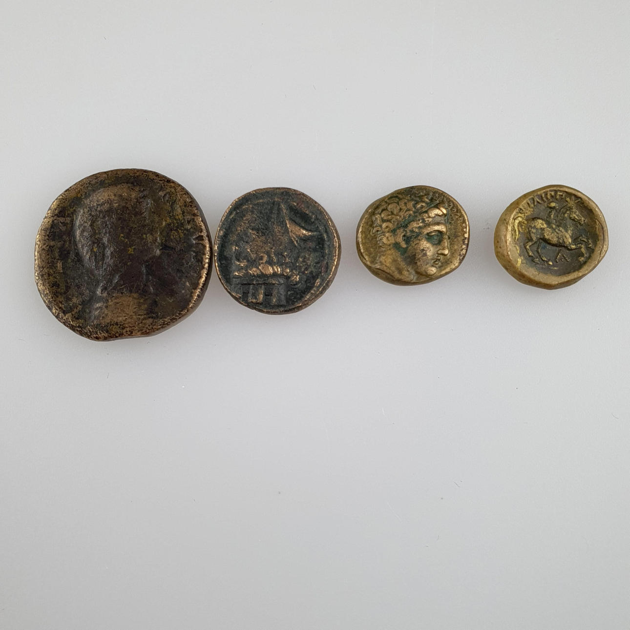 —4 MYNT - troligen antik, delvis brons.