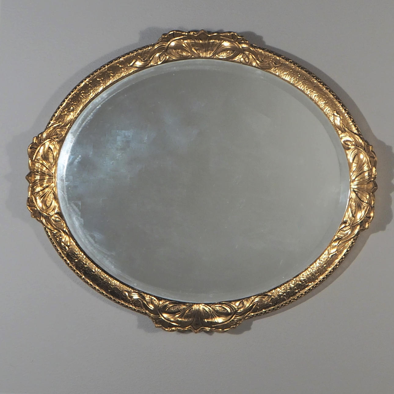 SPEJL, oval med guldramme, 20. århundrede.