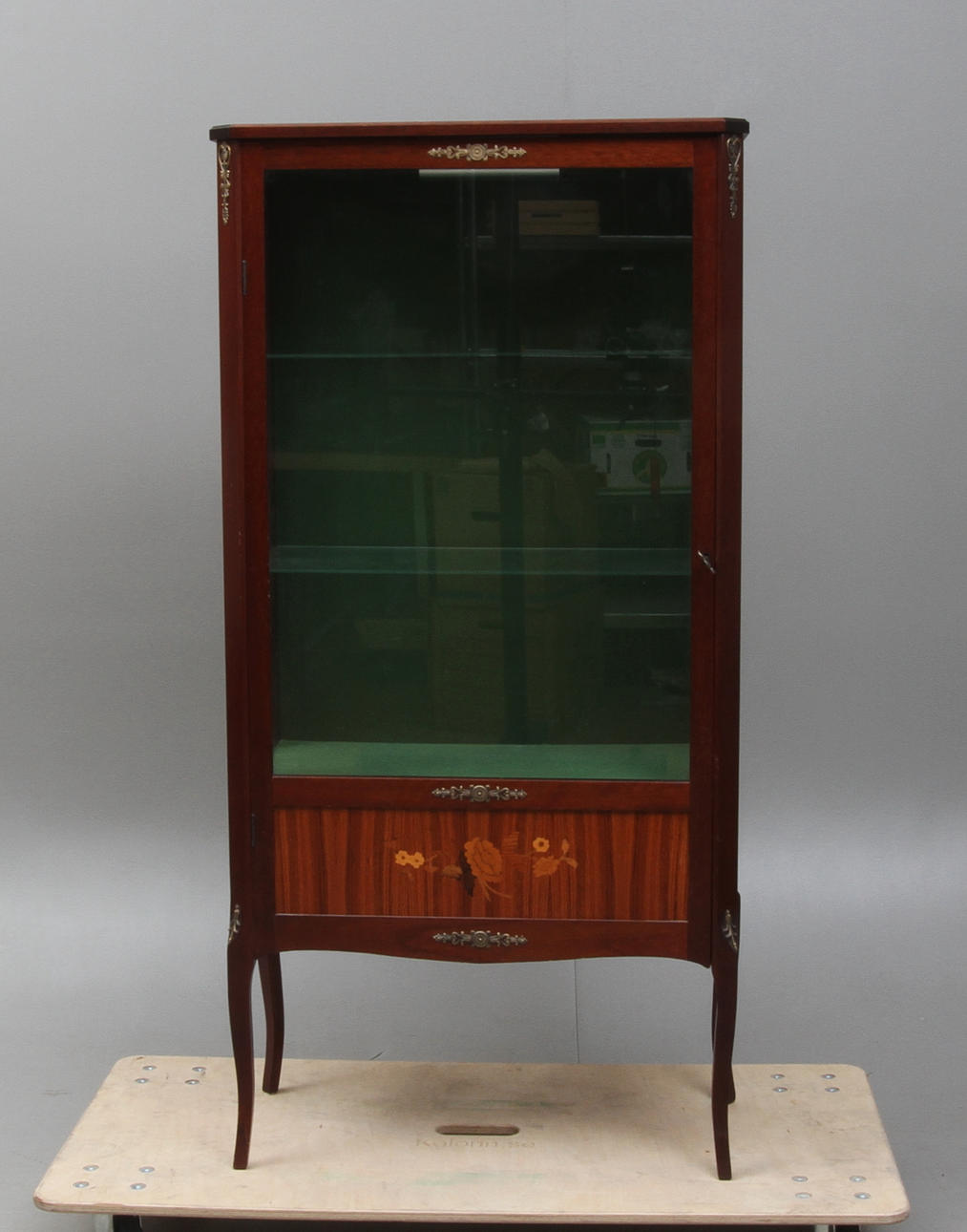 VITRINSKÅP, Louis XVI-stil, 1900-tal.