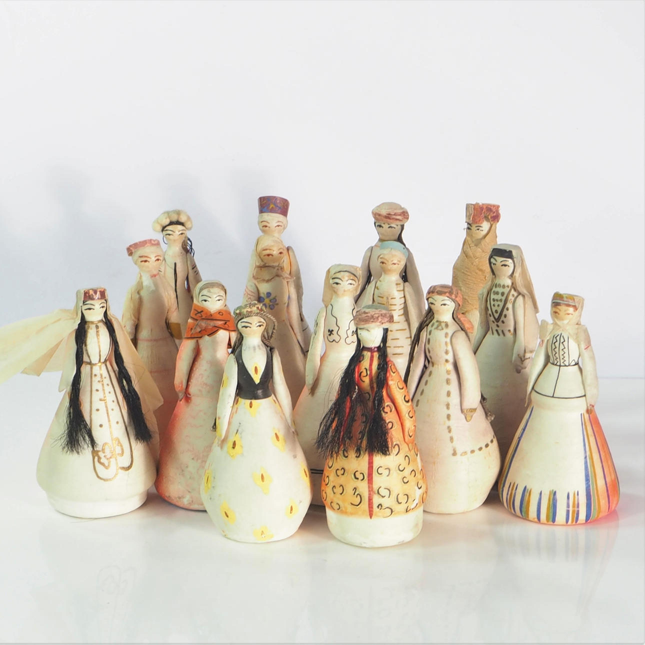 DOCKOR, 15 st, trä, med ryska folkdräkter.