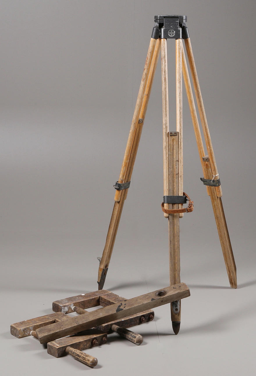 STATIV till nivelleringsinstrument + TRÄVERKTYG skruvtvingar, vattenpass.
