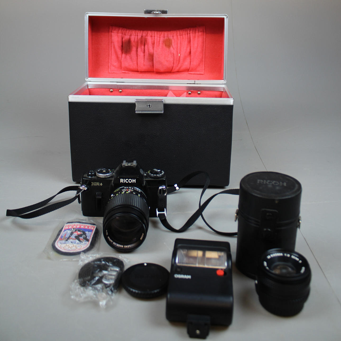 KAMERA Ricoh XR 6 mit Objektiv und Blitz.