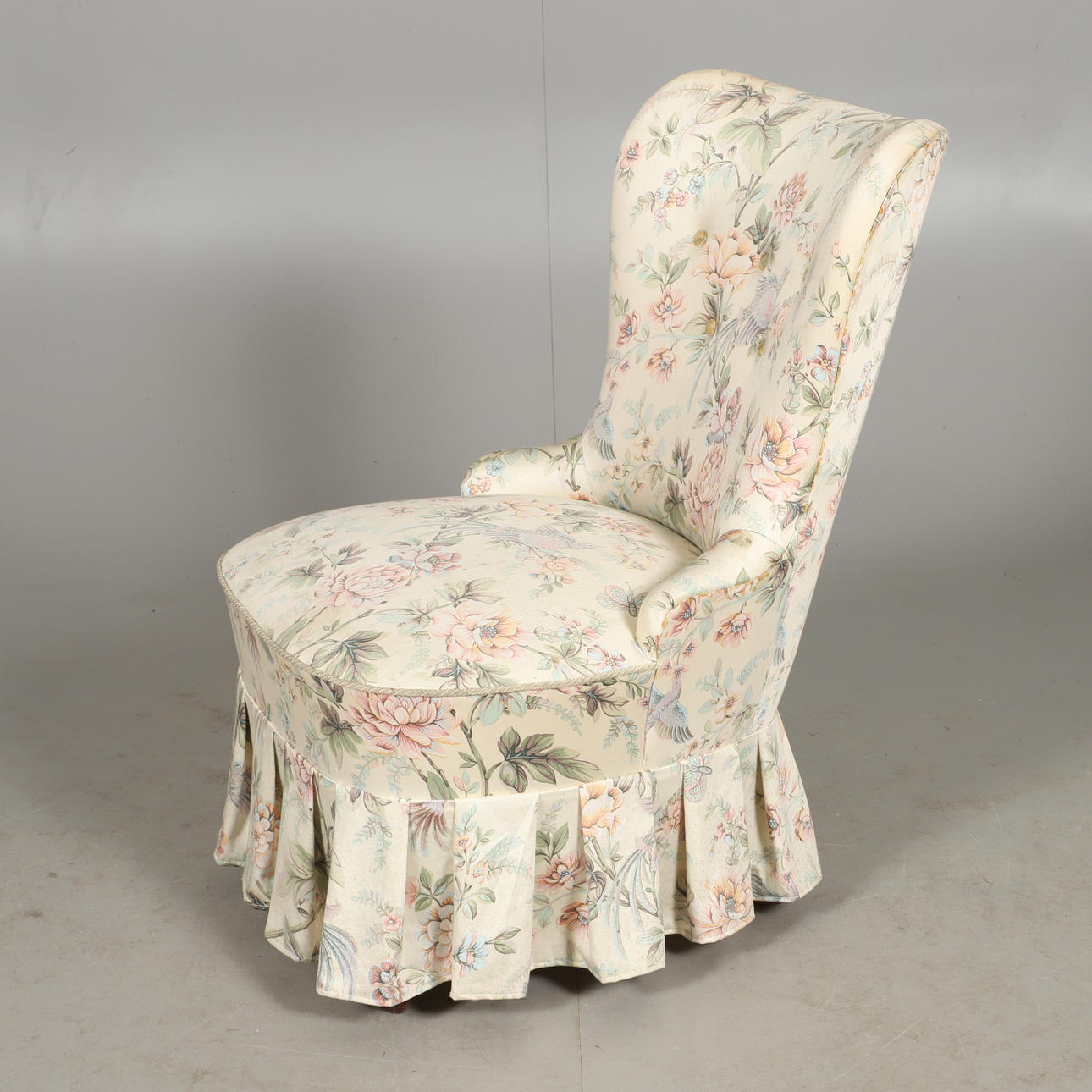 EMMAFÅTÖLJ, blommig klädsel, 1900-talets andra hälft.