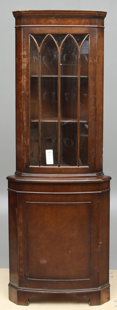 HÖRNVITRINSKÅP, engelsk stil, 1900-tal.