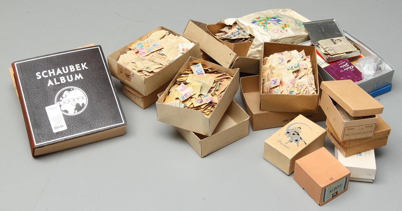 FRIMÄRKEN, Schaubek Album, Europa, tidigt 1900-tal. + Postens kilovara och buntar med mera.