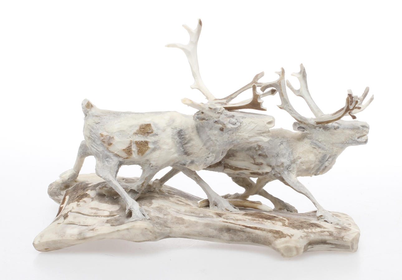 FIGURIN, Renar, skuret horn, samearbete, mongramsignerad EN. och daterad -82.