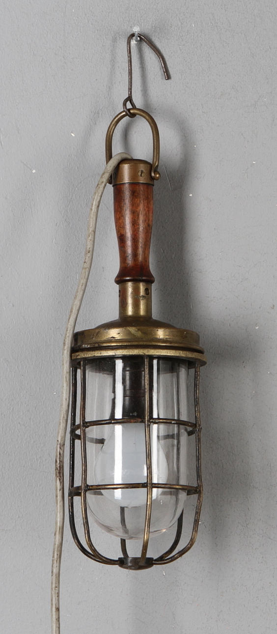 DYKARLAMPA, mässing / trä. Tidigt 1900-tal.