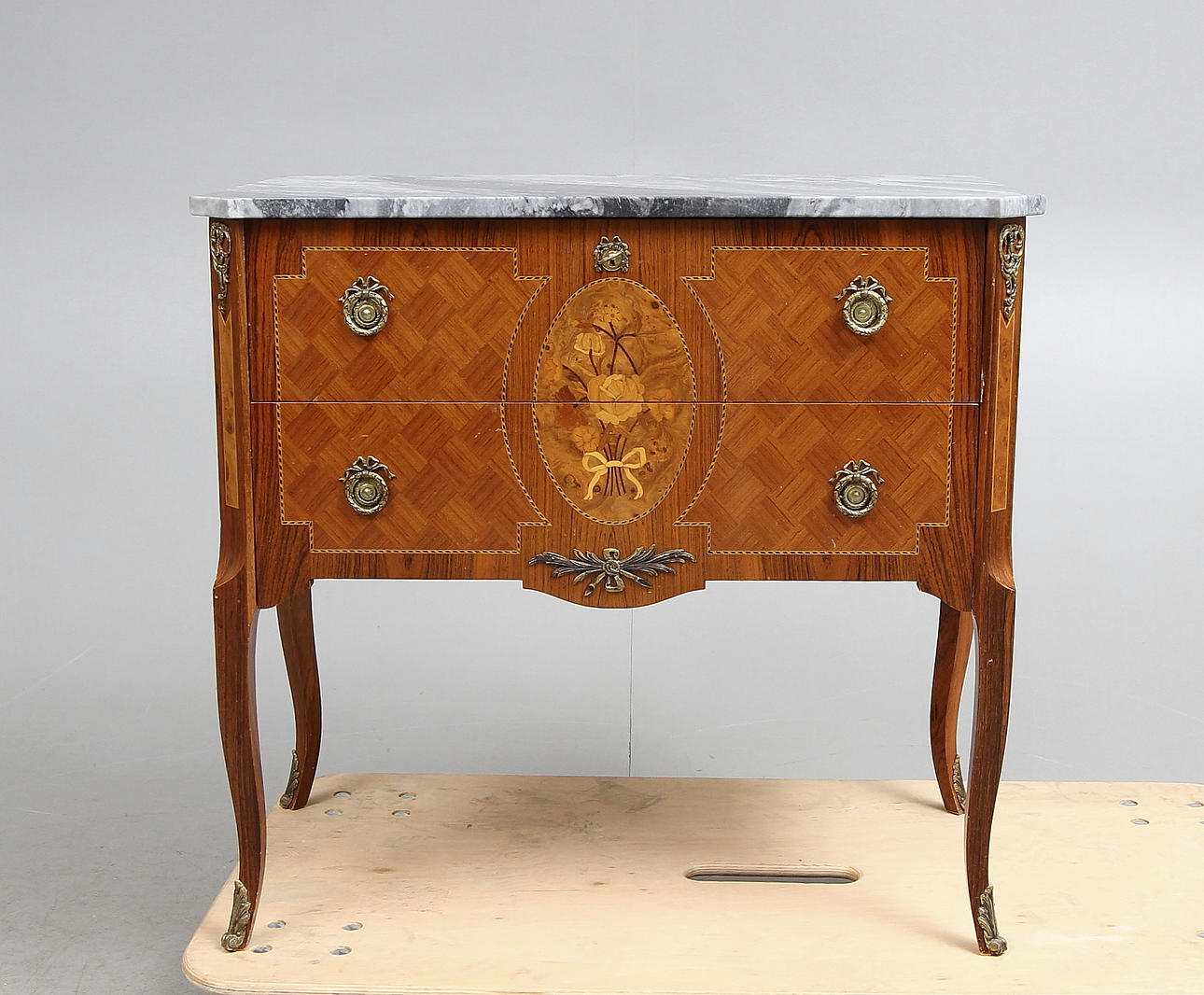 BYRÅ med stenskiva. 1900-talets mitt.