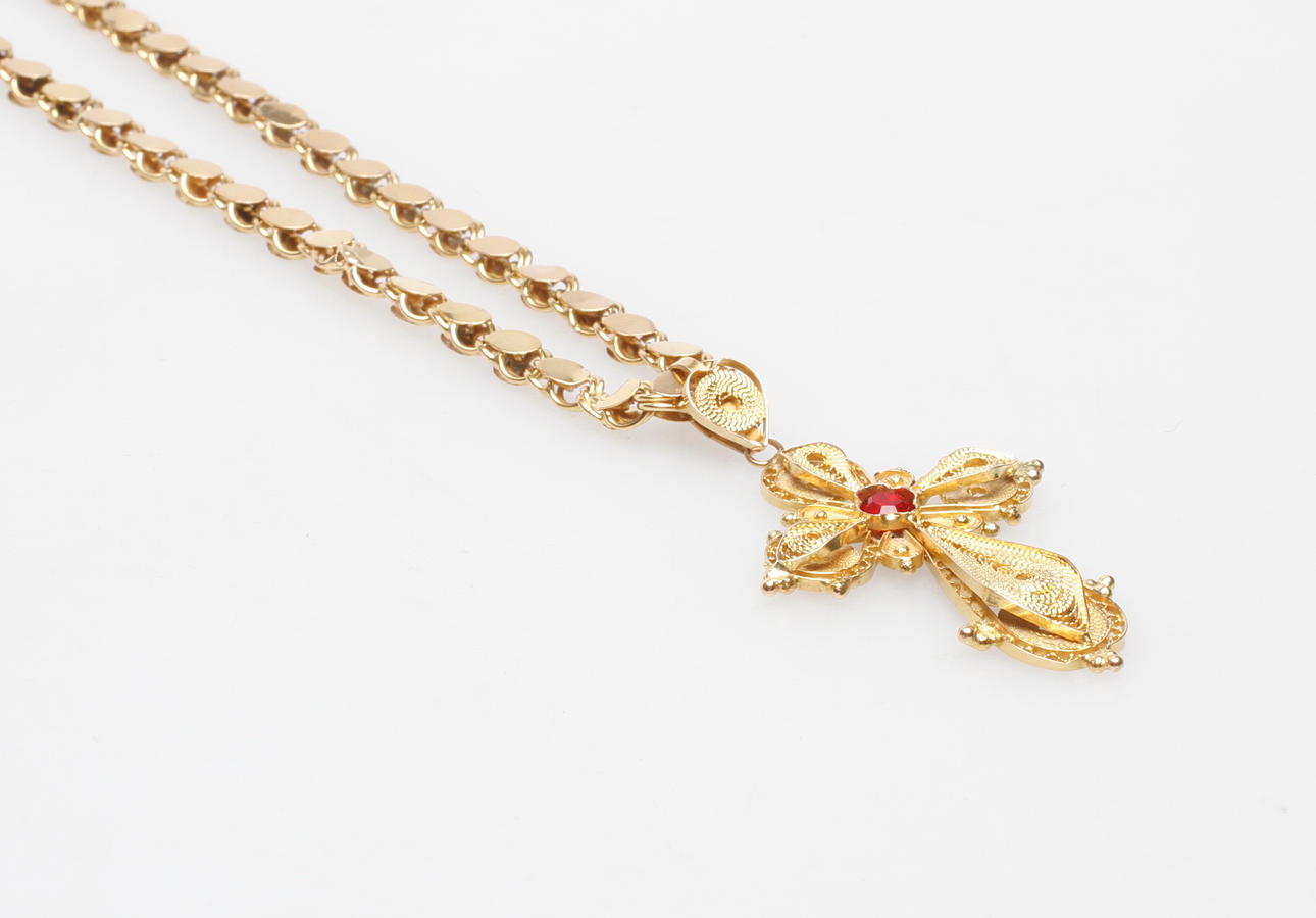 HALSKEDJA samt HÄNGE MED RÖD STEN, 18k guld, vikt ca 18,8 gr.