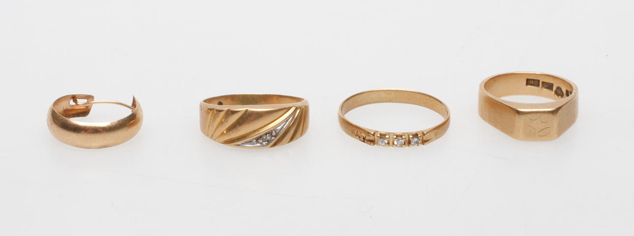 RINGAR, 3 st samt ETT ÖRHÄNGE, 18k guld, vikt ca 8,3 gr.