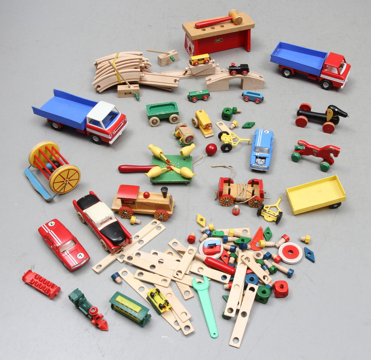 LEKSAKER BRIO och diverse bilar mest i plast.