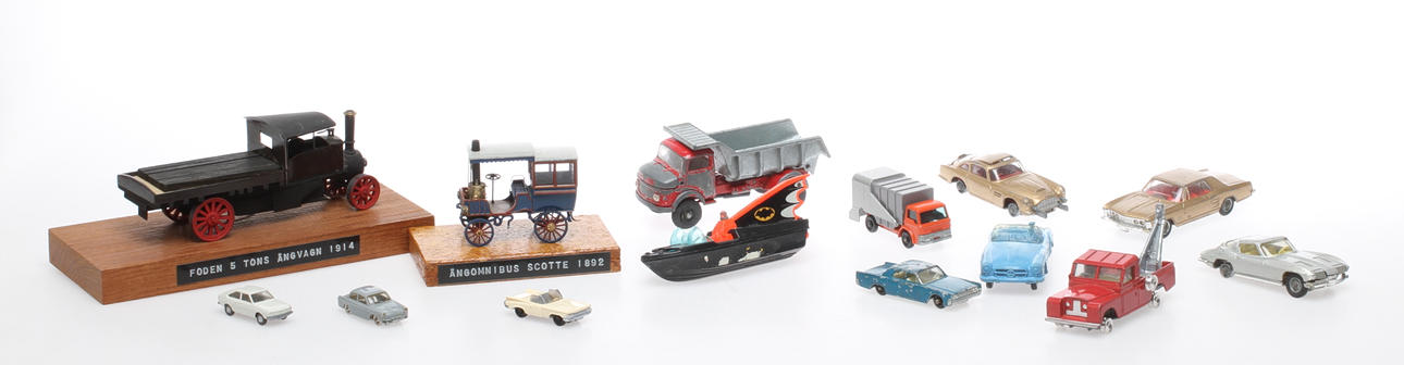 MODELLBILAR CORGI, WIKING, LEGO, JMK med flera. Cirka 14 stycken.