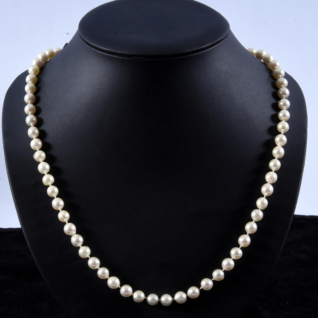 PÄRLCOLLIER, med silverspänne.