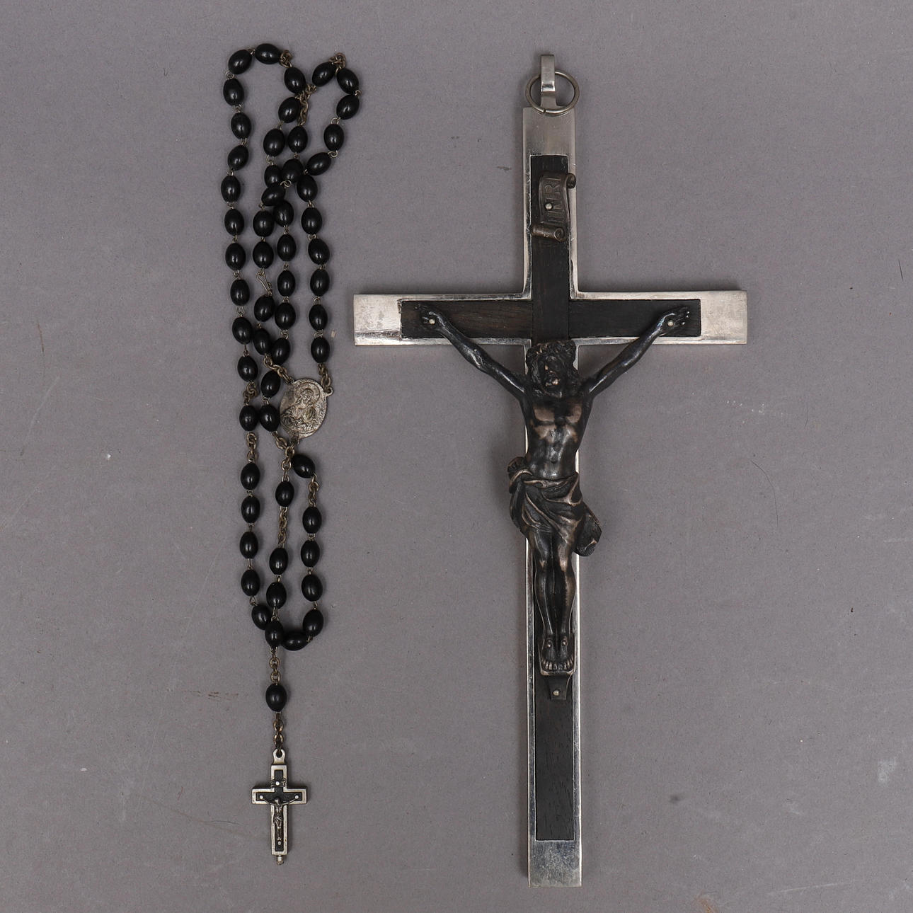 RADBAND & KRUCIFIX, metall och trä.