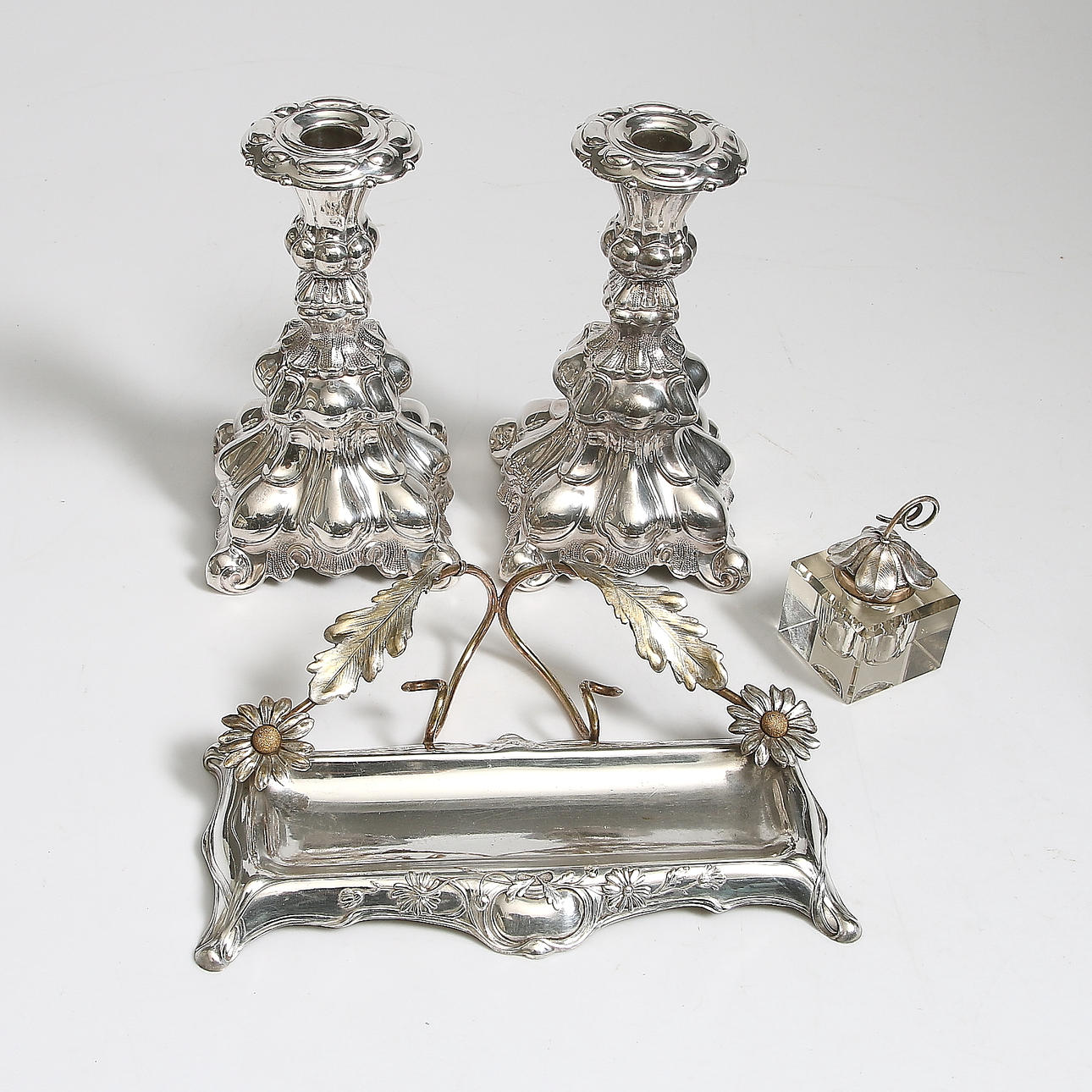 LJUSSTAKAR, 1 par, barock och SKRIVSTÄLL, jugend, nysilver 1900-talets mitt.