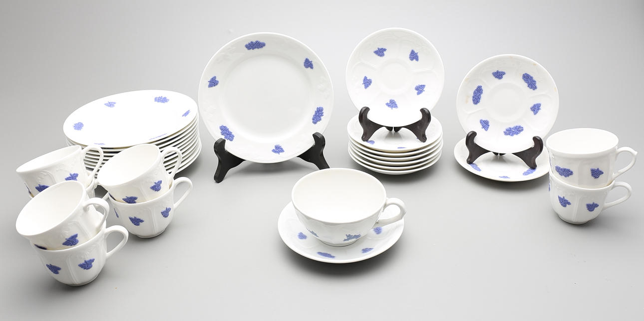 SERVISDELAR, 31 delar, benporslin, "Blå Blom" Gustavsberg, Rörstrand.