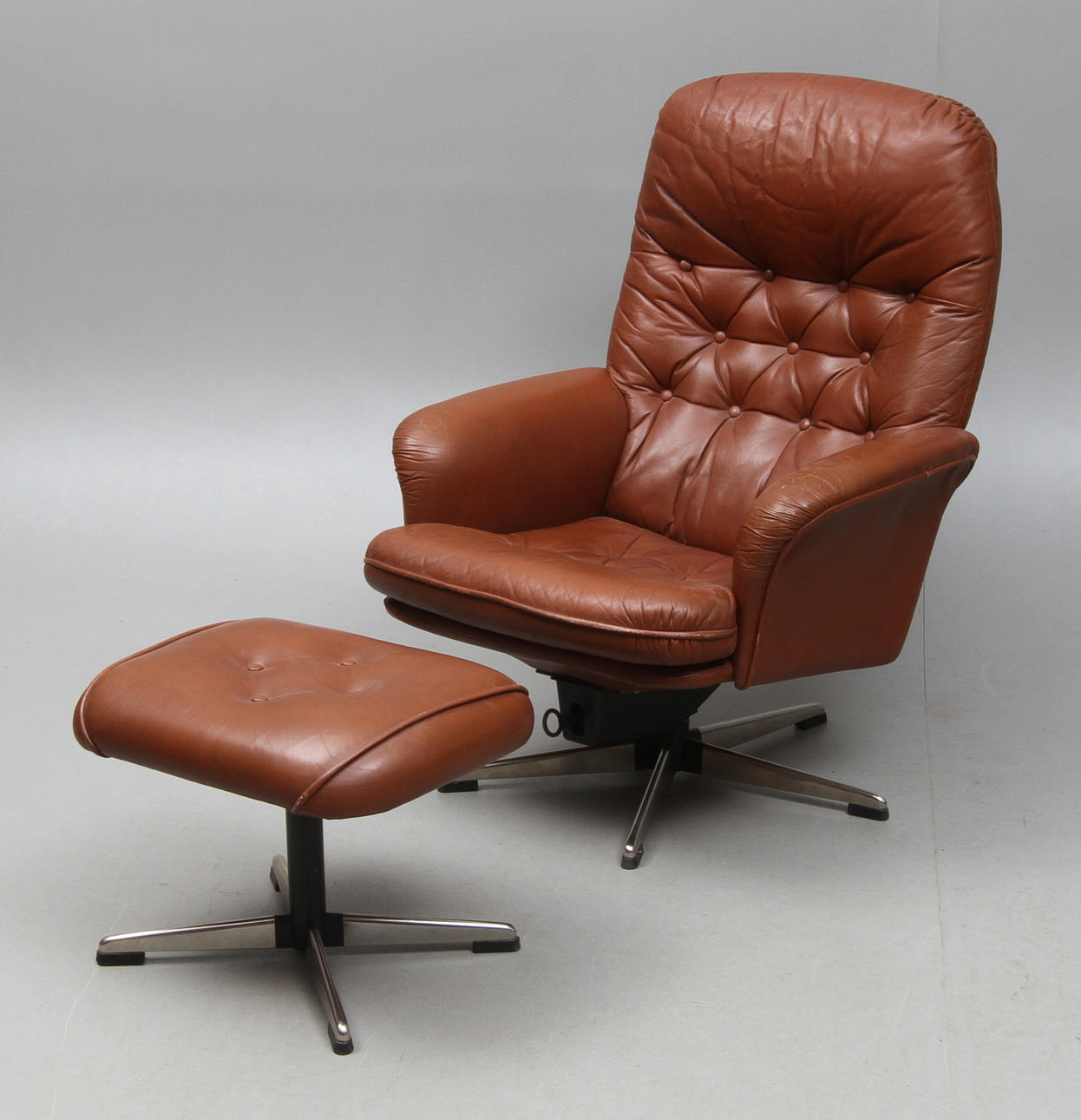 FÅTÖLJ med fotpall, skinn, 1900/2000-tal.