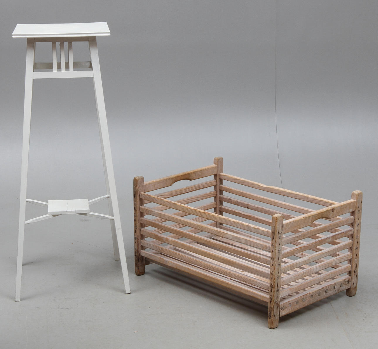 PIEDESTAL samt KORG, 1800/1900-tal.