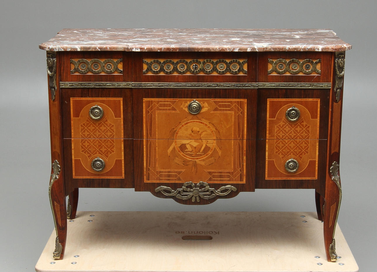 BYRÅ, med stenskiva, gustaviansk stil. 1900-tal.