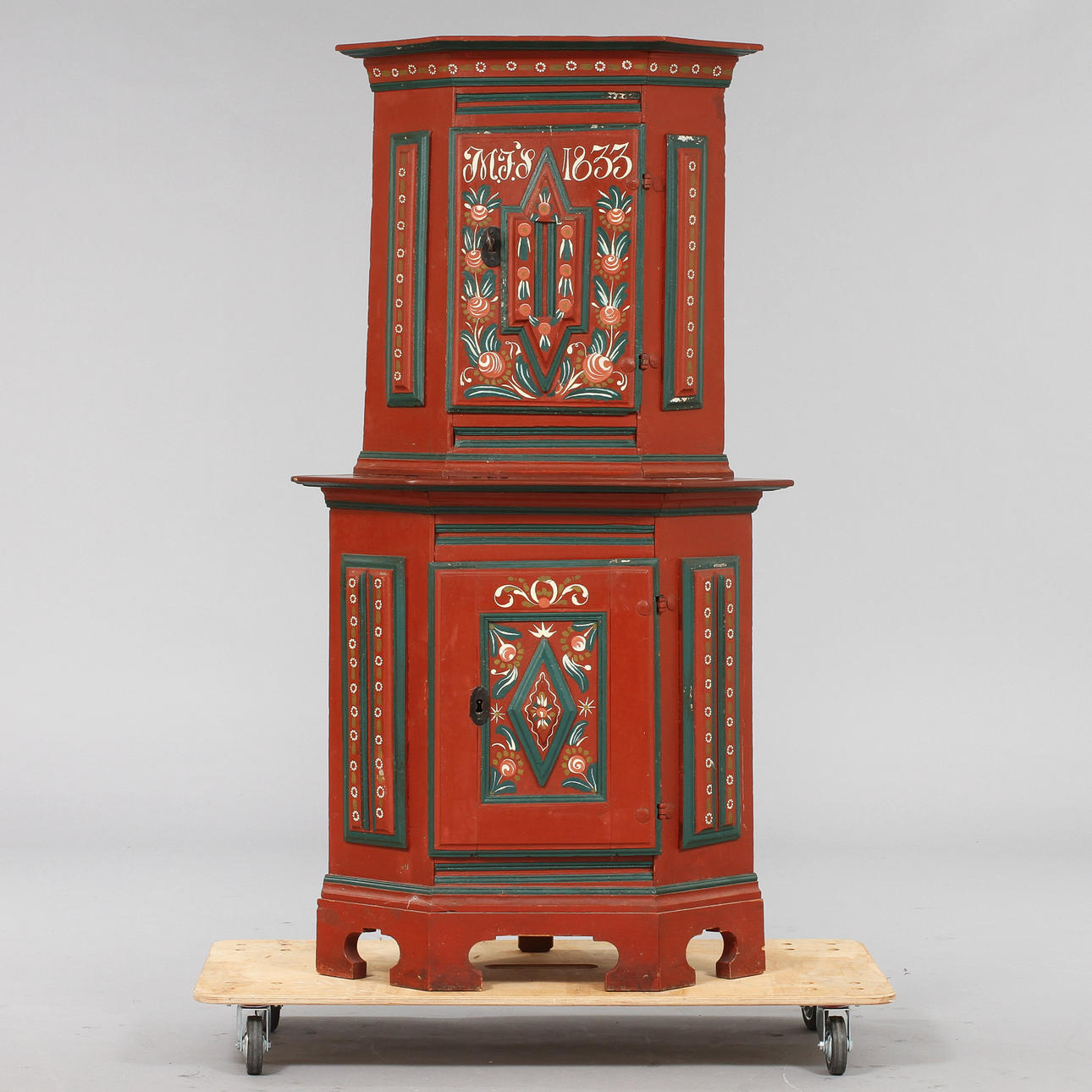 HÖRNSKÅP, allmoge, 1800-talets första hälft.