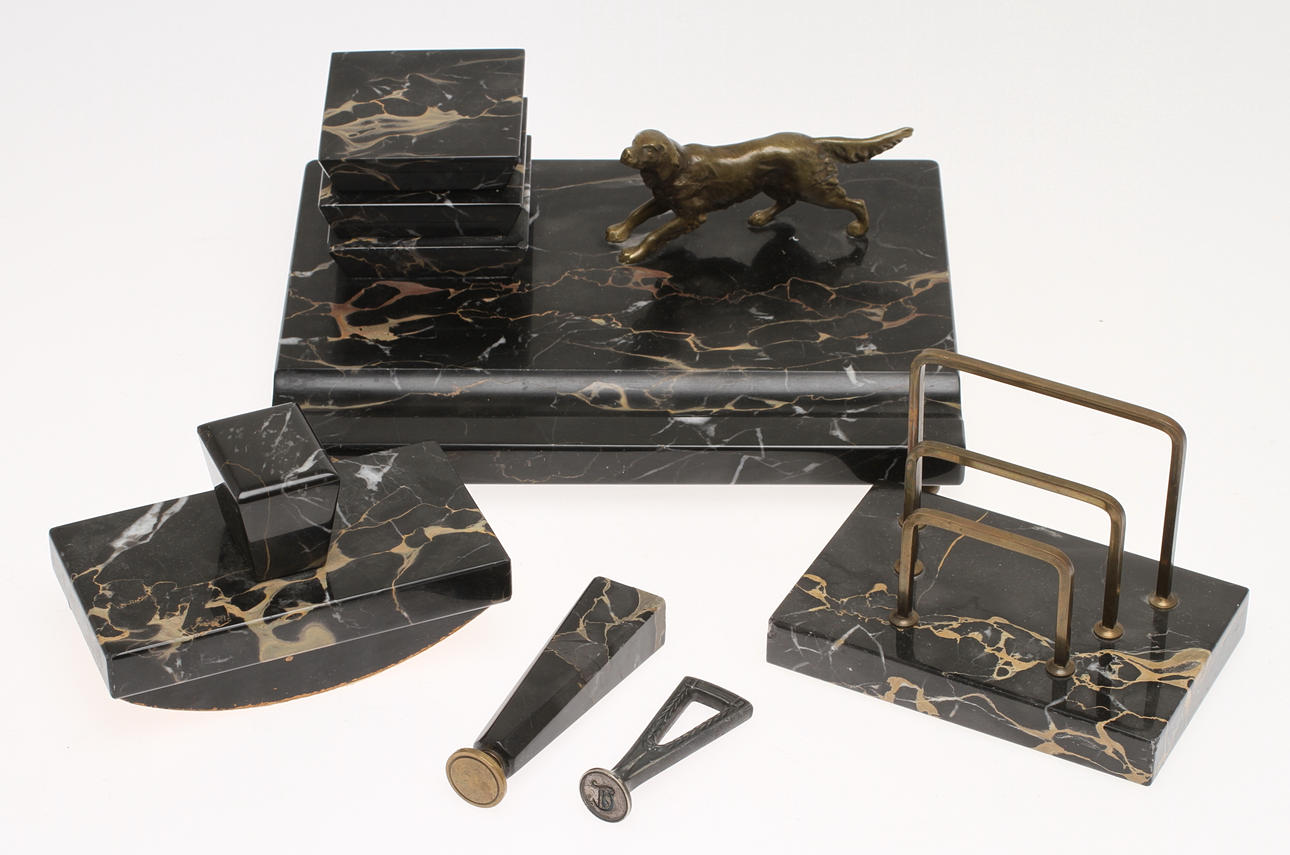 SKRIVBORDSUPPSATS, 4 delar, samt SIGILL, 1900-talets första hälft.