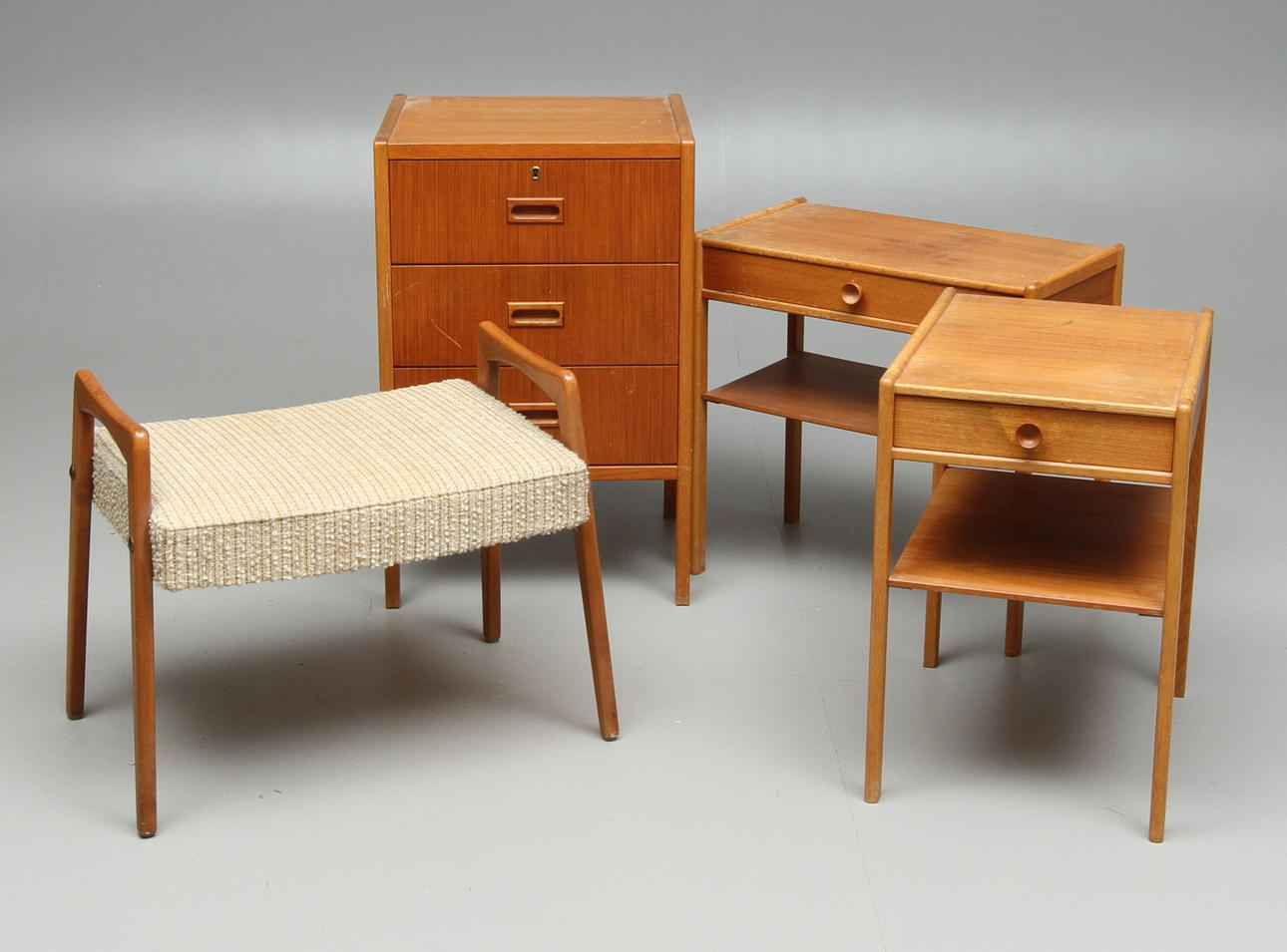 PARTI MÖBLER, 4 delar, teak, bl a Bodafors. Nattduksbord, pall, samt byrå, 1950/60-tal.