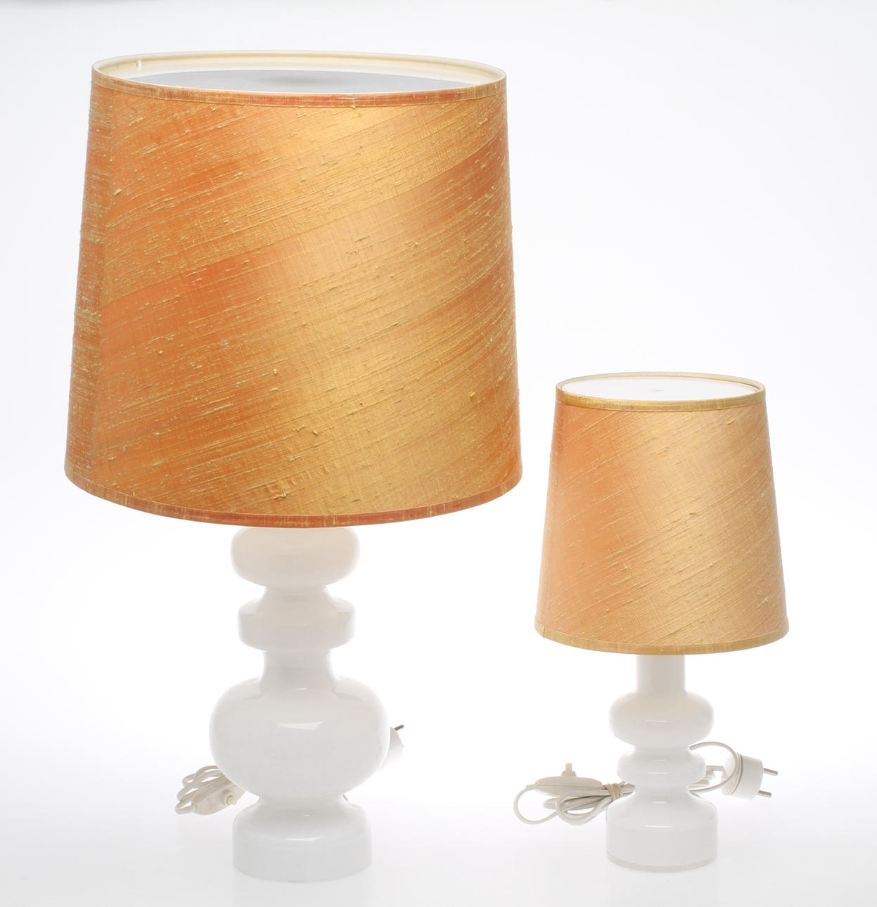 BORDSLAMPOR, 2 st, vitt glas, 1900-talets andra hälft.