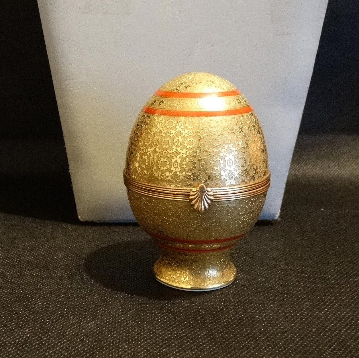 HUEVO DE PORCELANA marca Limoges.