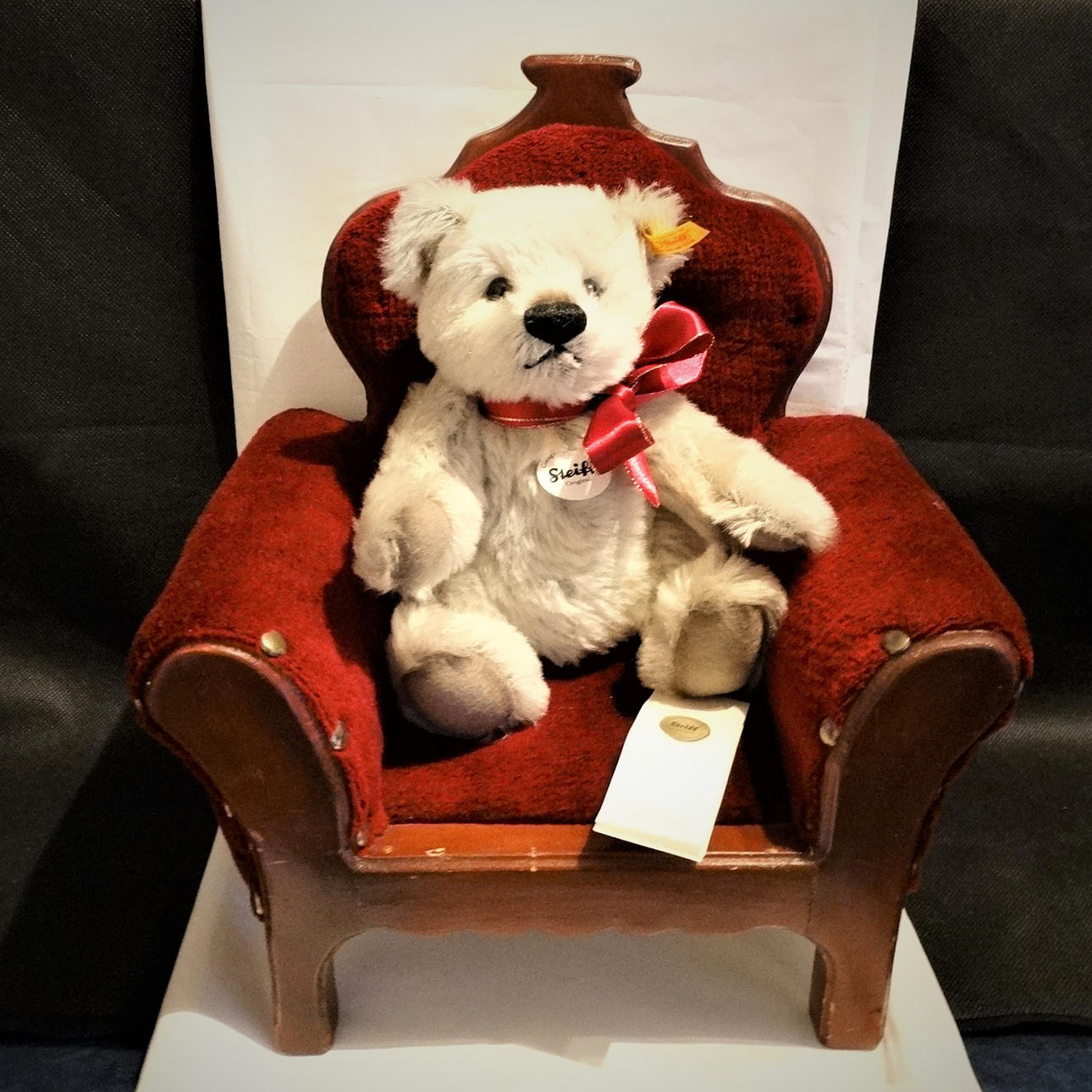 STEIFF-BÄR mit Spielzeug-Sessel.