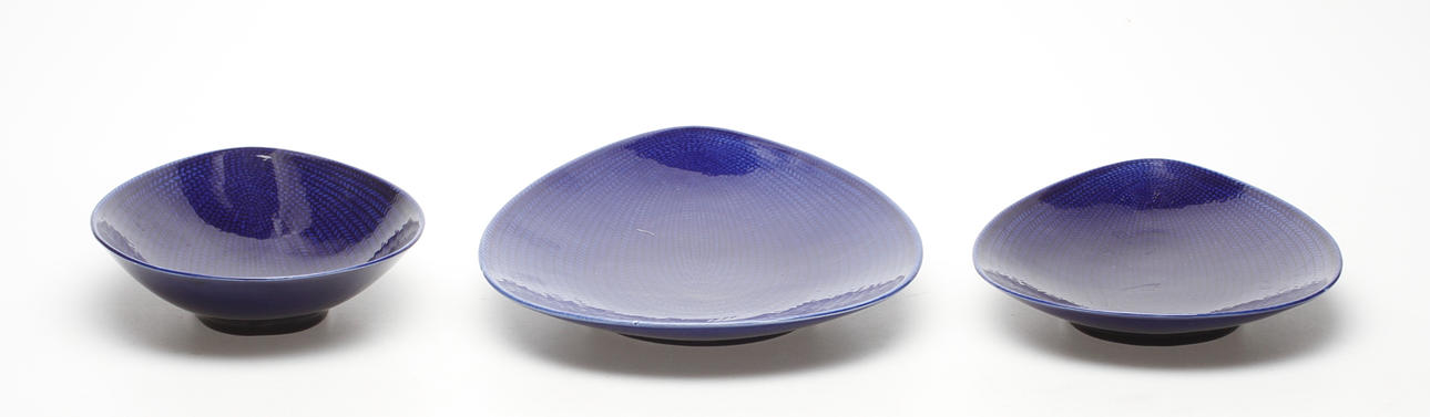 KERAMIKFÖREMÅL, 3 delar, 2 st FAT,1 st SKÅL "Blå Eld", Rörstrand.