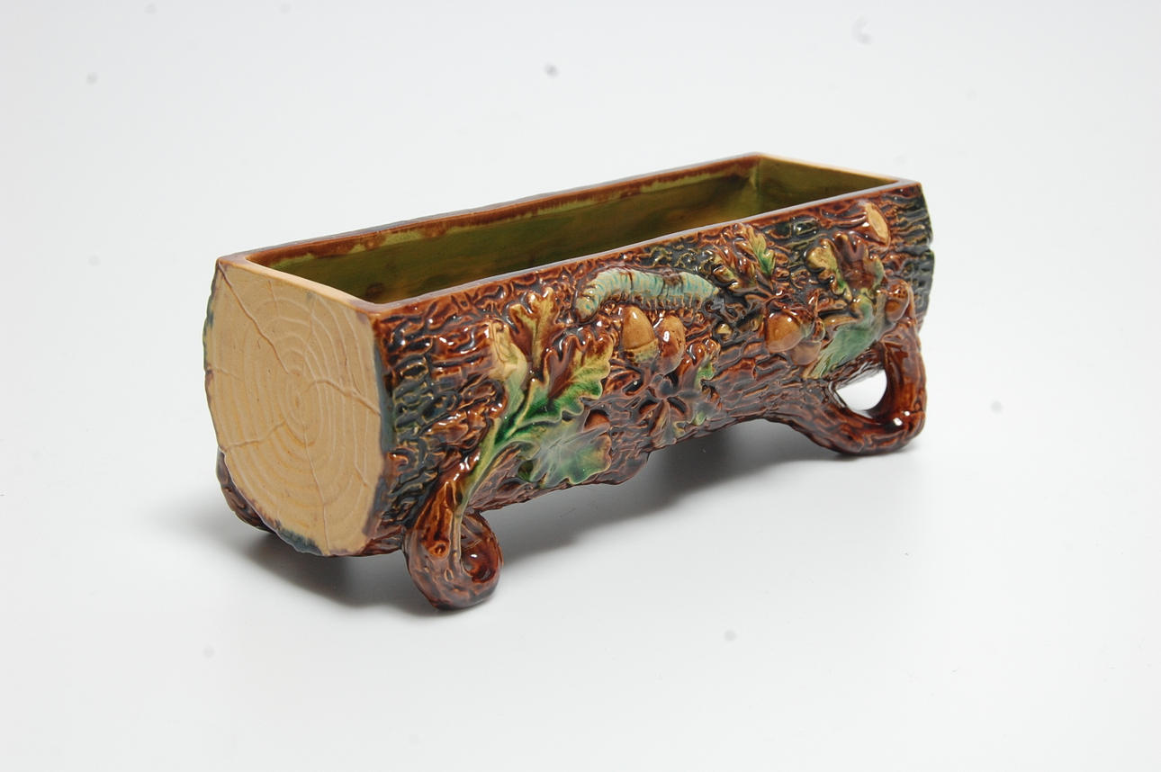 MAJOLIKAKRUKA, 1900-talets första hälft.