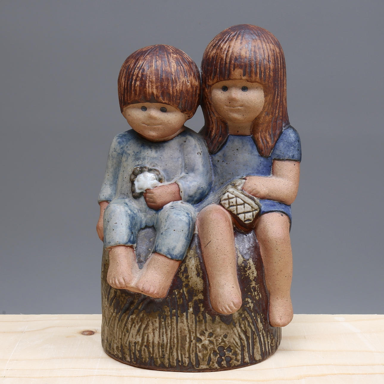 LISA LARSON. estatuilla, gres, "Syskon", Gustavsberg.