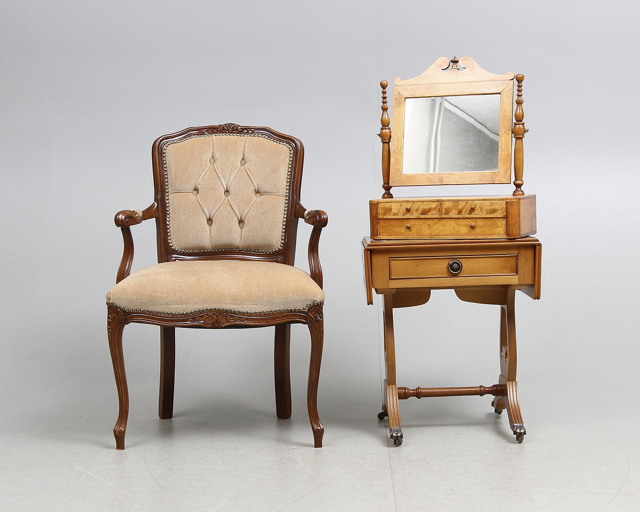 NATTBORD, engelsk stil, pigtittare 1800-tal, stoppad karmstol.