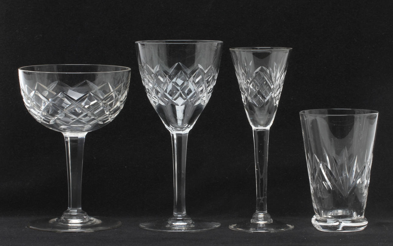 GLASSERVISDELAR, ca 30 delar, i varierande modeller bla Helga, 1900-tal.