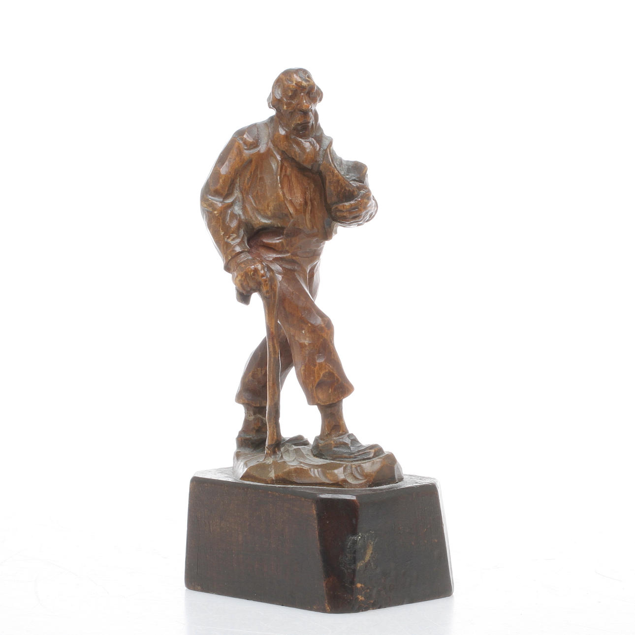 FIGURIN, snidat trä, Man med käpp, monogramsignerad AP.