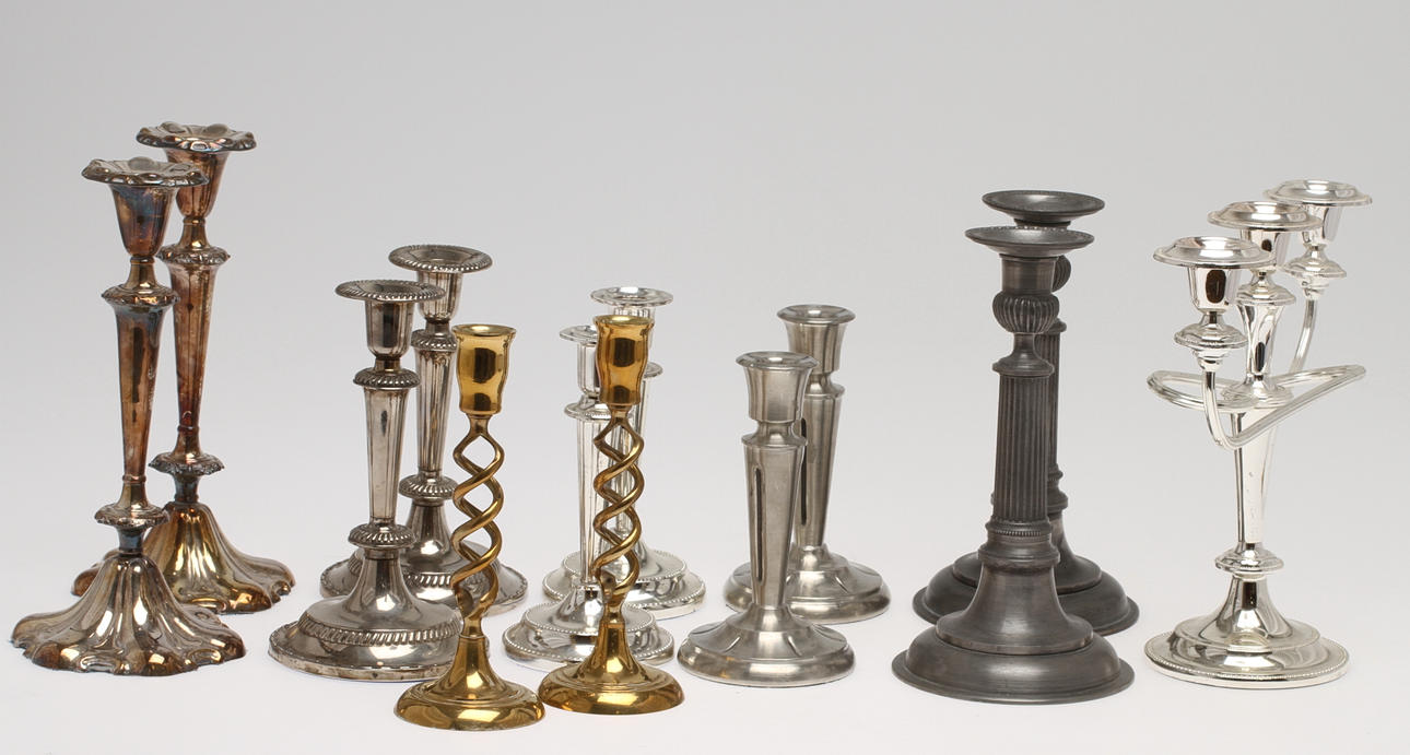PARTI LJUSSTAKAR, 6 par, samt KANDELABER, tenn, nysilver med mera, 1900-tal.
