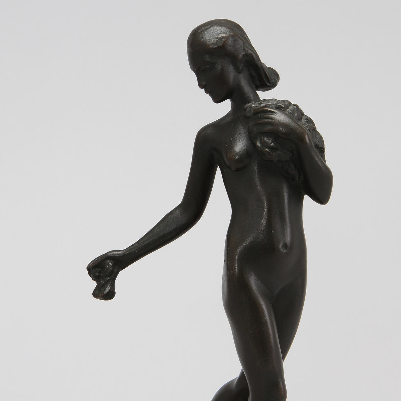 ARVID KNÖPPEL. Skulptur, blomsterflicka, mörkpatinerad brons. Signerad och daterad 23.