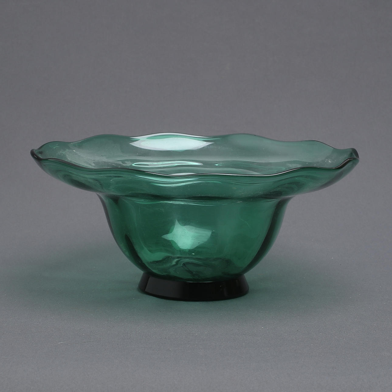 HARALD AXELSSON. Schüssel, grüne Glasmasse, Orrefors.