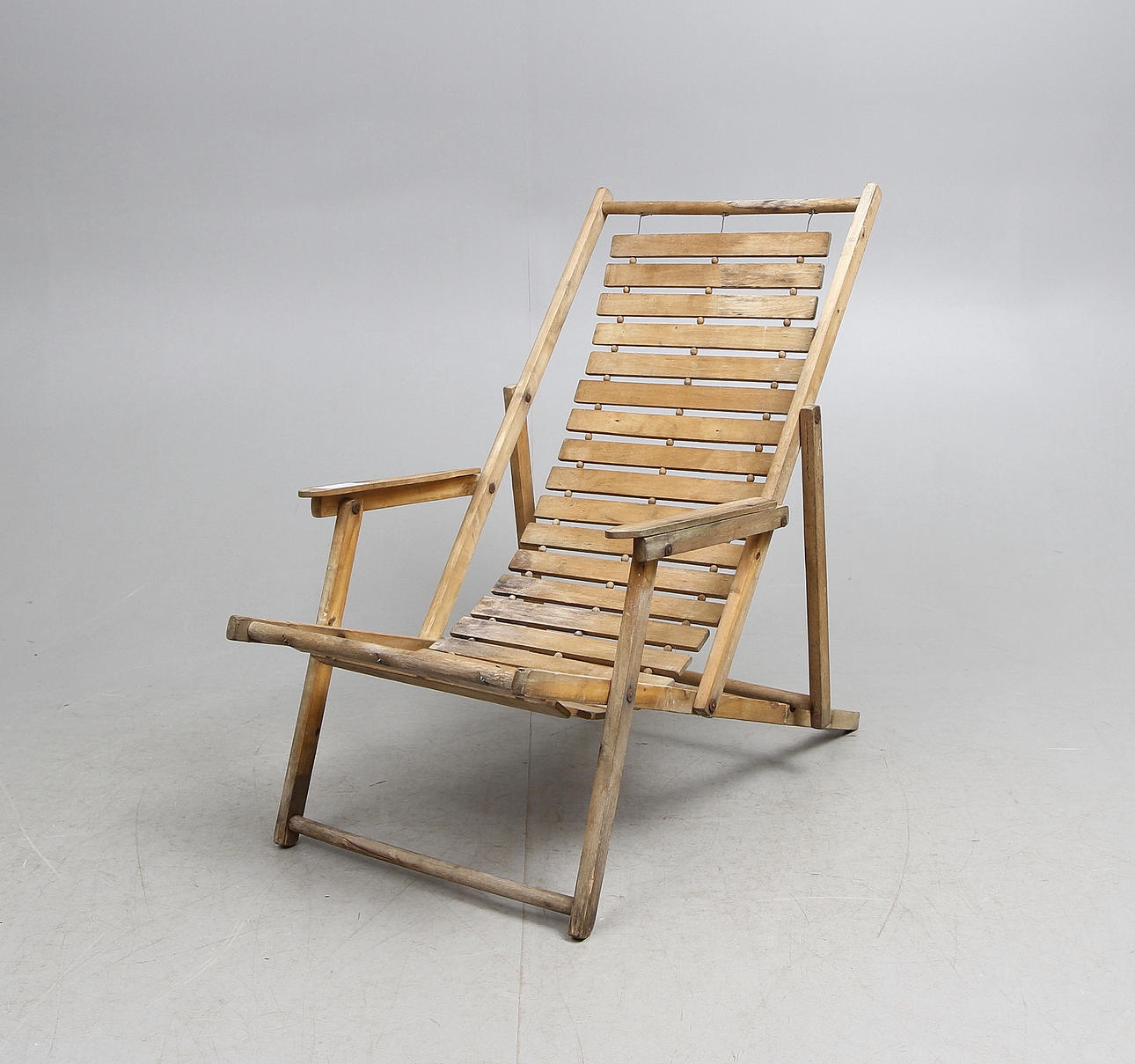 SOLSTOL, träribbor, kulor och stålvire.