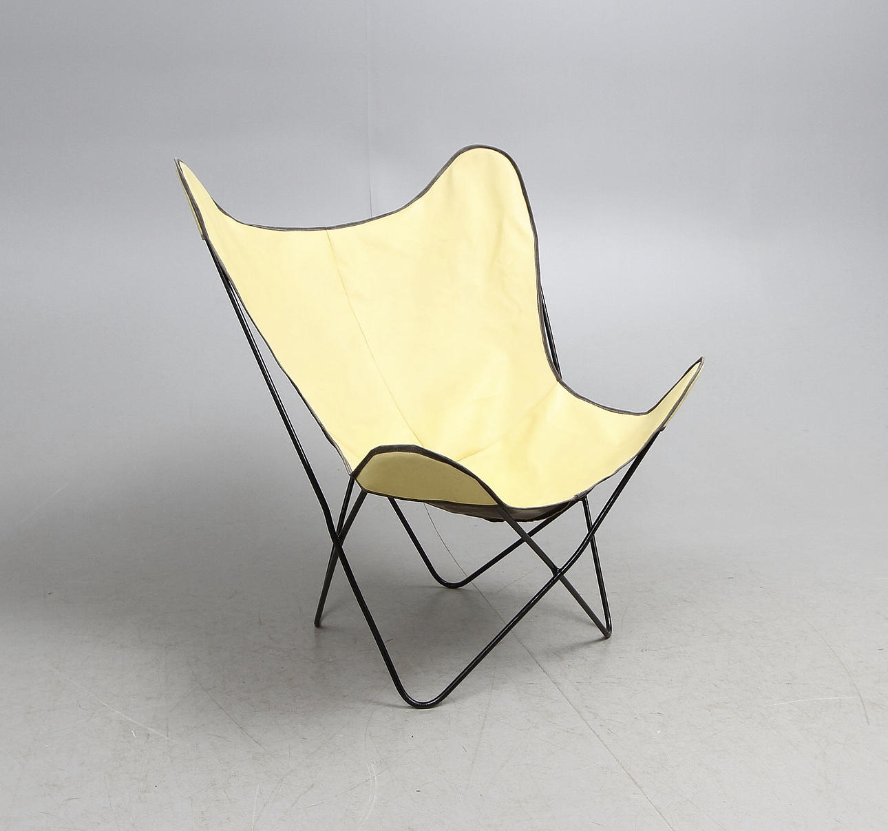 FLADDERMUSFÅTÖLJ, 1900-talets mitt, gul galon.