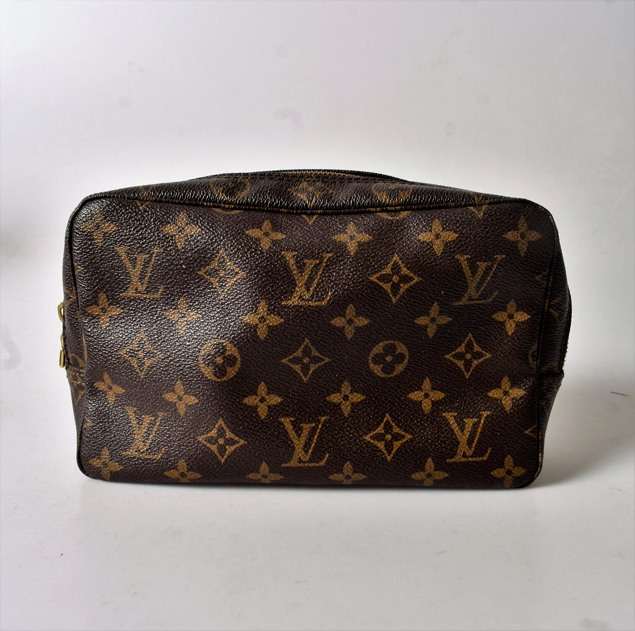 LOUIS VUITTON, Nessesär.