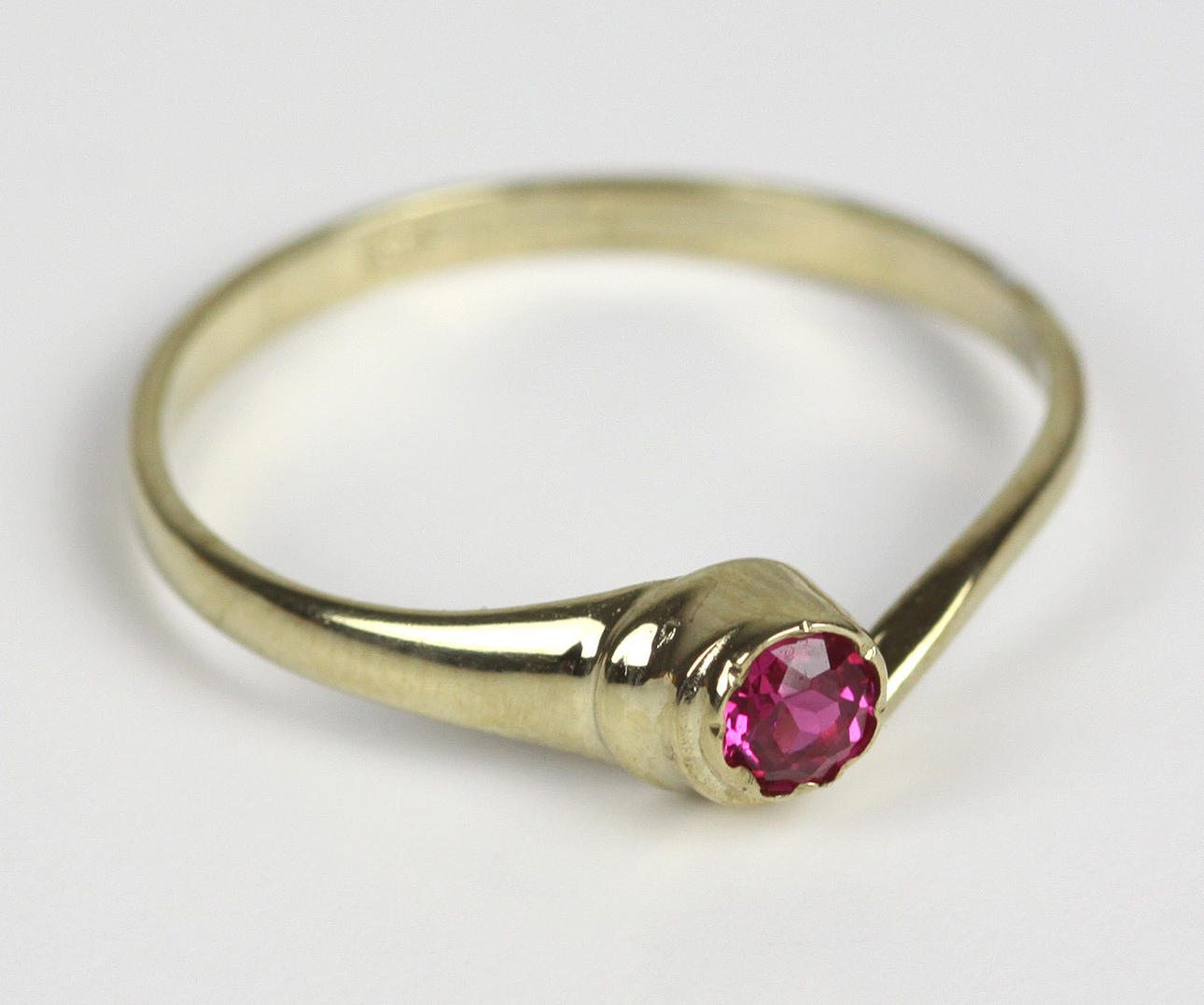 ANILLO RUBÍ, oro amarillo 333.