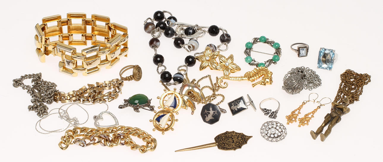 SMYCKEN, bland annat silver.