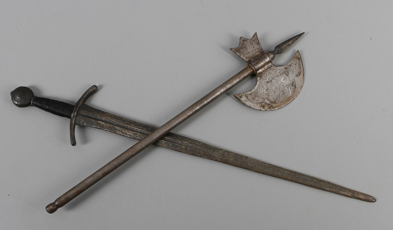DEKORATIONSVAPEN, 2 st, svärd och yxa.
