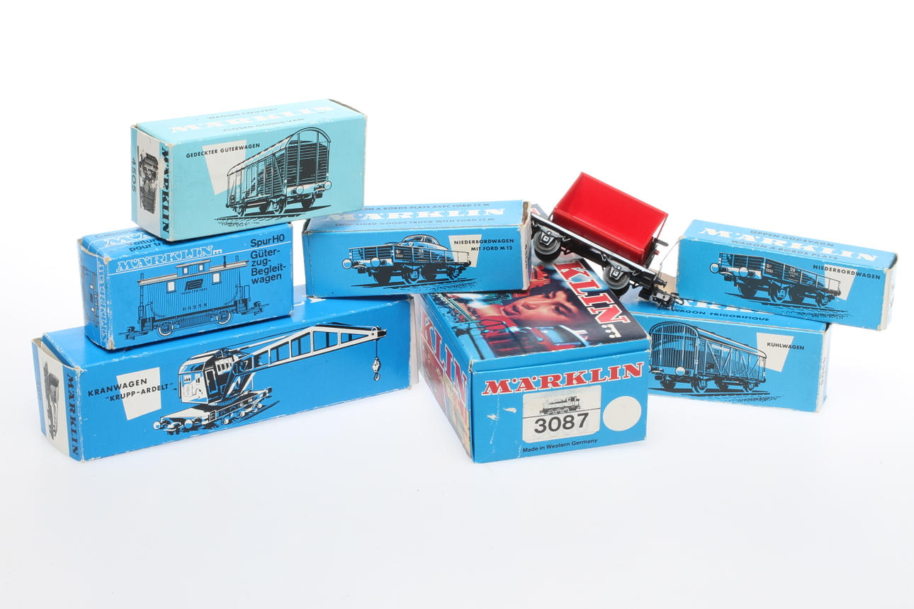 MÄRKLIN ånglok 3087 och 7 vagnar. Mest originalkartonger.