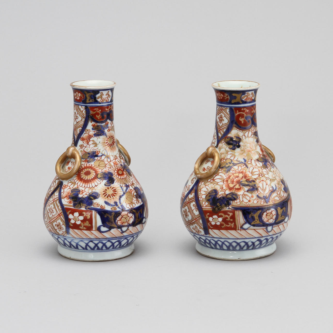 VASER, ett par, porslin, Japan, 1800-tal.