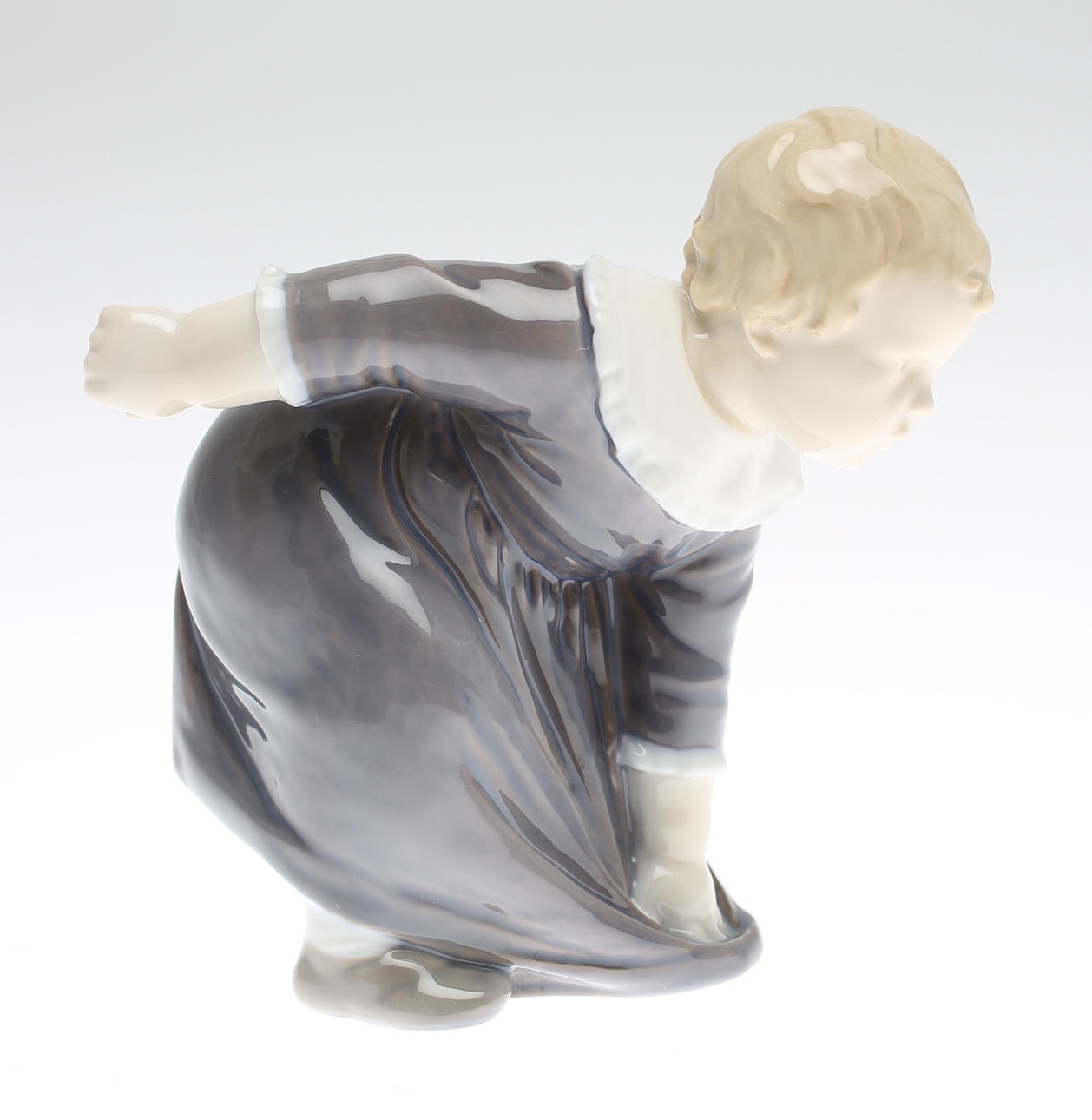 FIGURIN i porslin. Märkt B & G, Denmark.