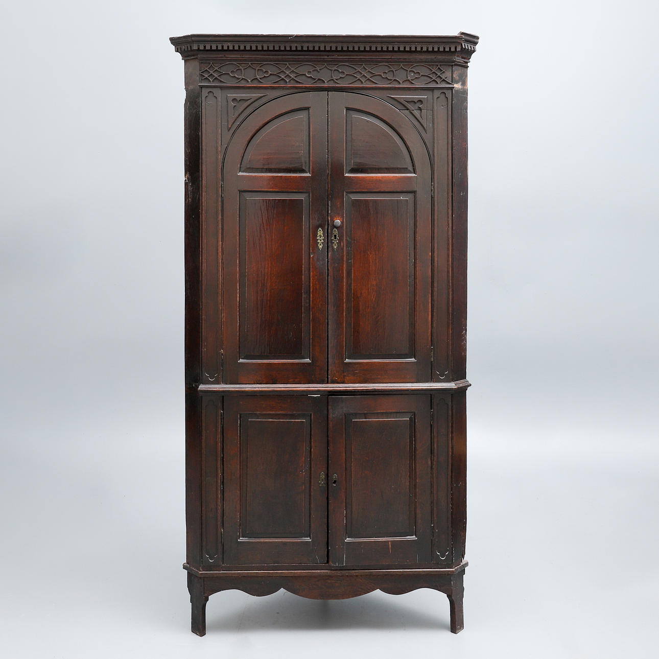 A GEORGE III OAK FLOOR STANDING CORNER CUPBOARD.
