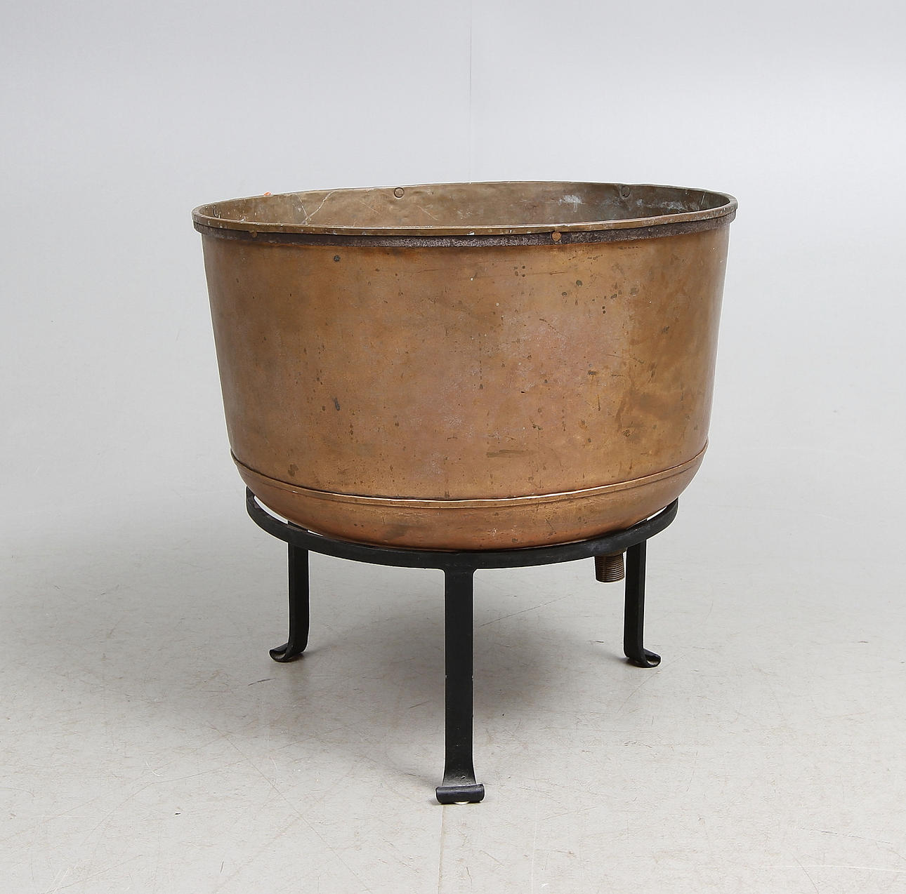 KOPPARBASE med smideställning.