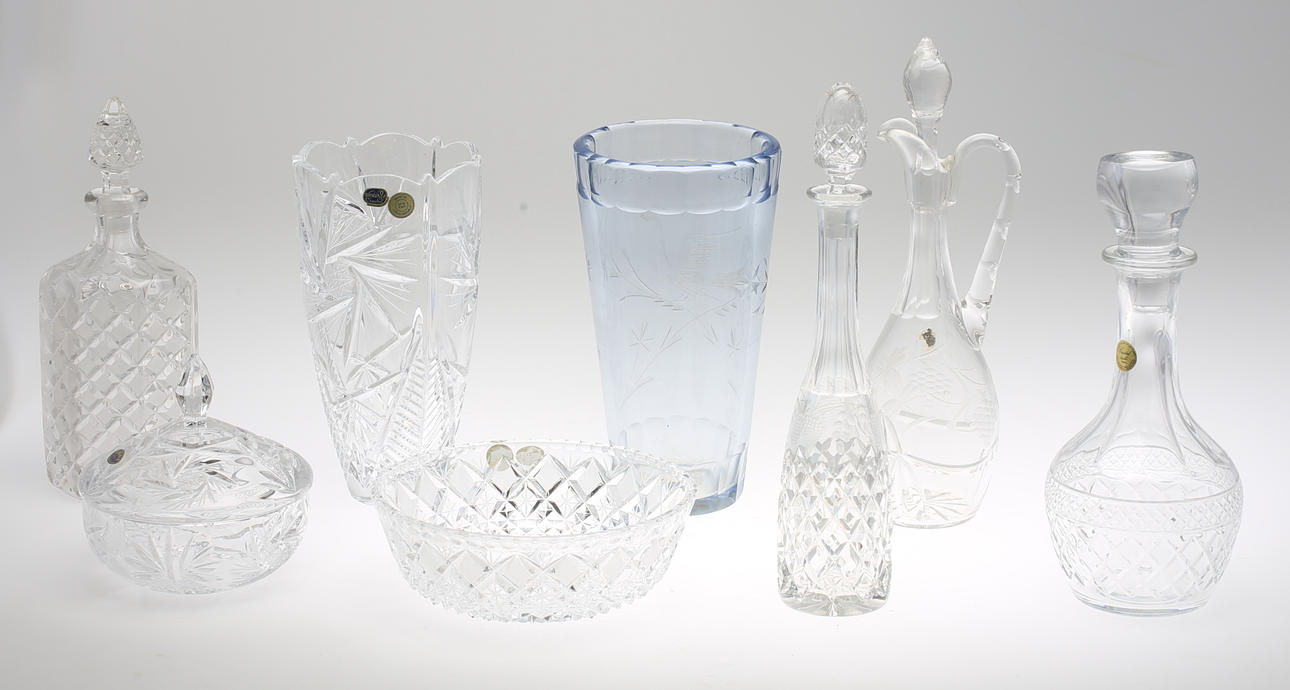 PARTI GLASFÖREMÅL 8 st, karaffer, vaser, skålar.